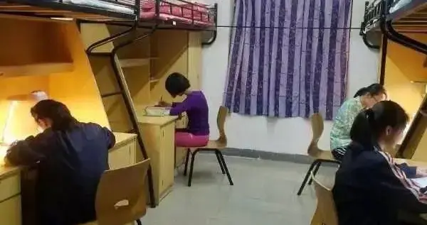 东莞一高中不准学生晚上11点后使用台灯？教育局：为保证学生睡眠