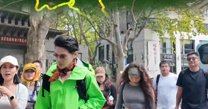 知名男星向佐在杭州西湖边徒步，拎着编织袋捡垃圾，网友：太接地气
