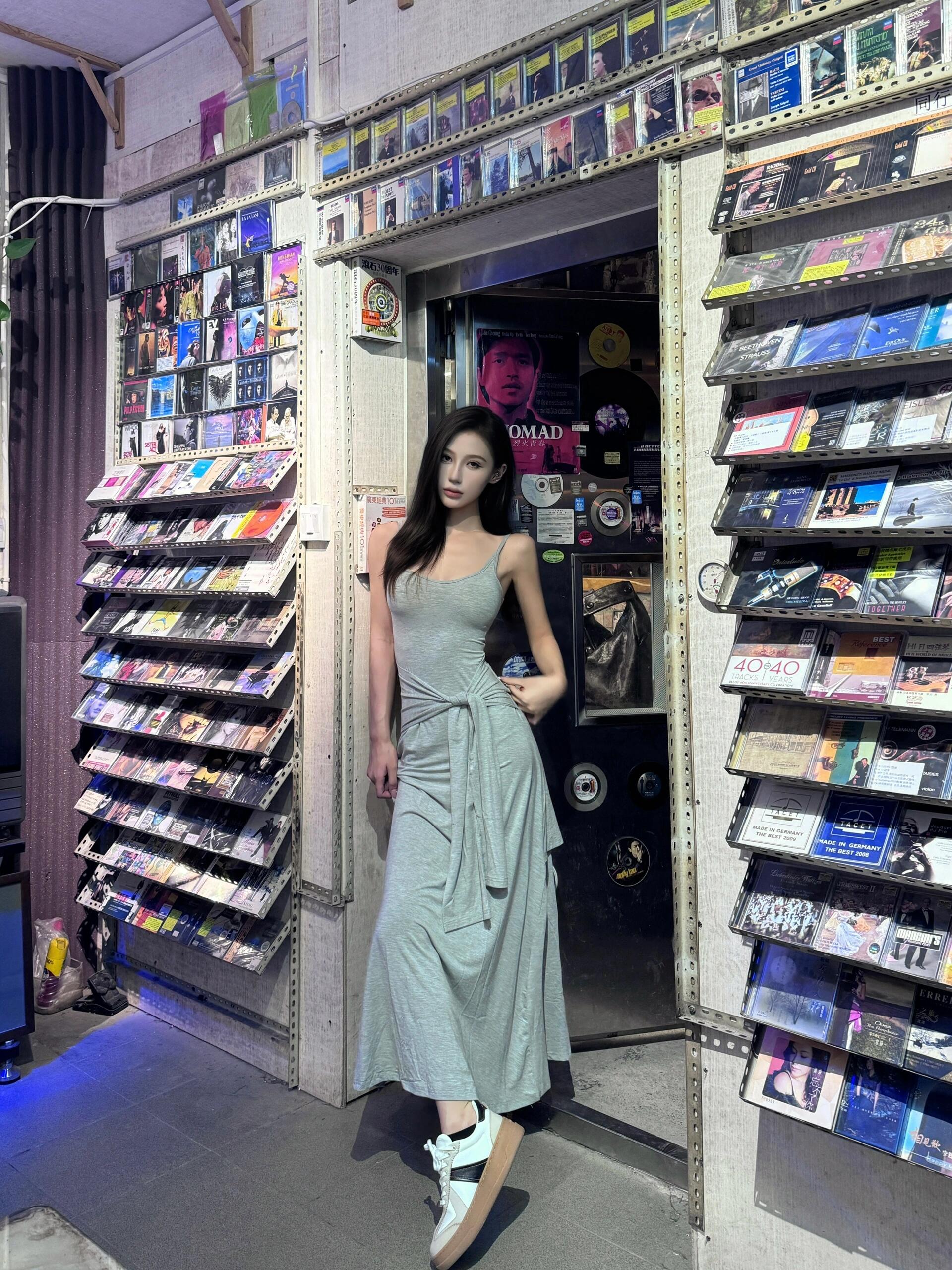 夏季法式气质灰色吊带连衣裙子女装2025