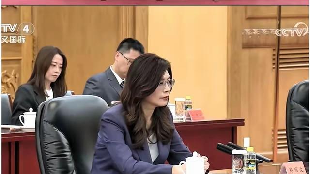 爆爆爆锦鲤：这次见面的地儿定在东大厅，说