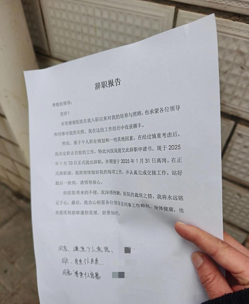 韩国队主帅洪明甫回国遭球迷抗议，社交网络死亡威胁接踵而至，街头喊声与标...