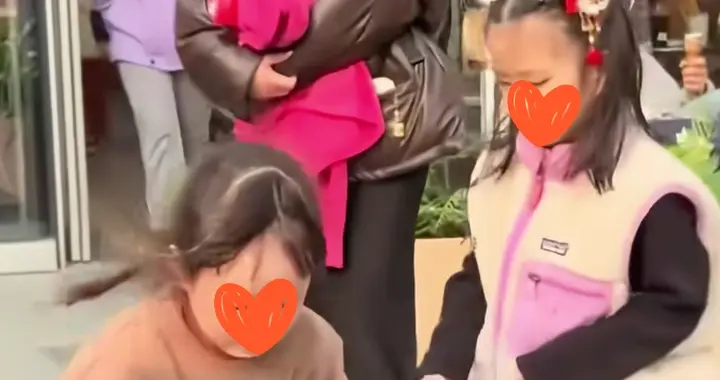 女孩被打翻水后续：对方母亲态度嚣张，不肯到局里！正脸被扒社死