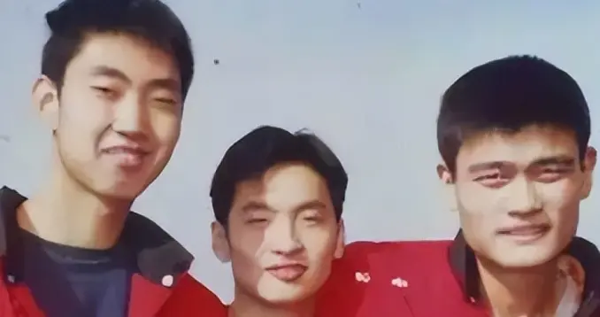 曾经姚明都防不住他，却被队医“毁掉”前程，如今46岁卖麻辣烫