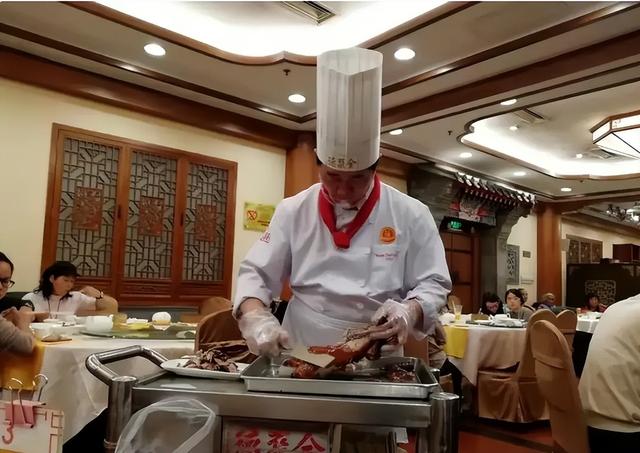 从烤鸭之王到跌落神坛，全聚德只用了2步，究竟犯了什么错？