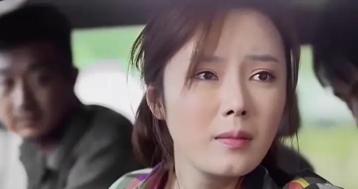 女孩被控制满眼都是求救的信号