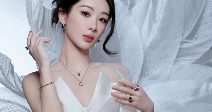 杨紫纯白抹胸礼服，在光影交错中尽显柔韧与浪漫
