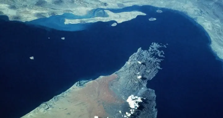 掐住美国命门！伊朗海峡核弹引爆全球，特朗普两周停火是缓兵计！