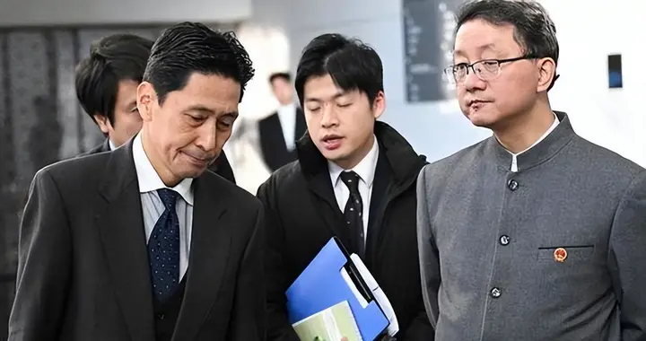 日本要求中国解释双手插兜！中方果断回应：现场大多数是日本媒体