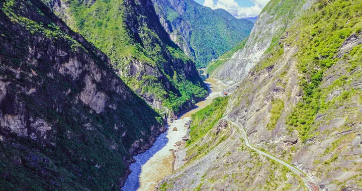 年轻人扎堆迪庆冬季徒步！酒店预订全省第一，藏地秘境凭啥出圈？