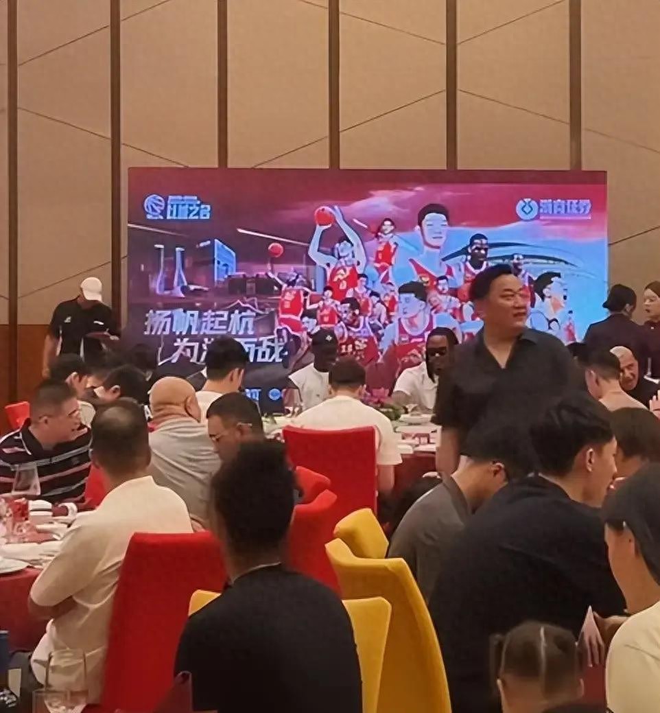 楼明豪爽！广厦拿亚军也办答谢宴奖励600万胡金秋高兴孙铭徽尴尬