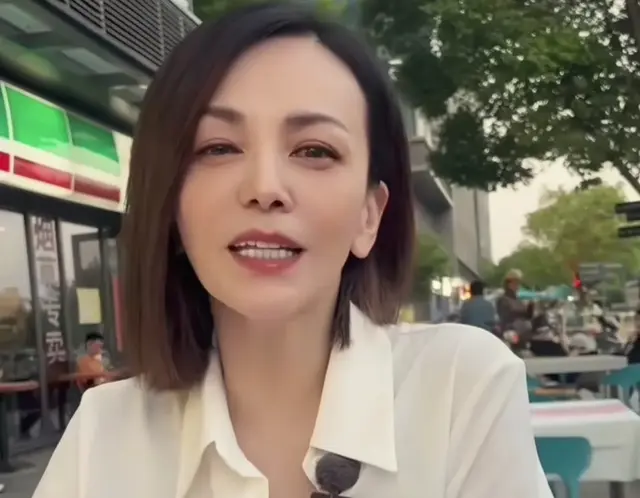 54岁王琳在上海与好友聚会，坐街边吃烧烤，老戏骨李传缨全程陪同