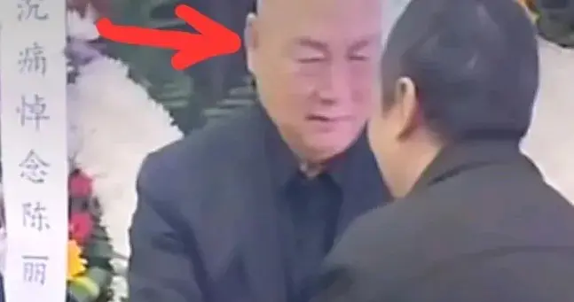 迟先生哭了 ，陈丽华追悼会现场，儿子儿媳接待众人，孙子罕见露面