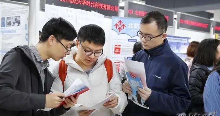 8个专业“坑惨”了应届生，就业率垫底，985高校毕业也有难度