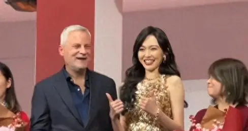 红毯上俩主持人站一块，穿得像俩行业，到底谁在服务谁？