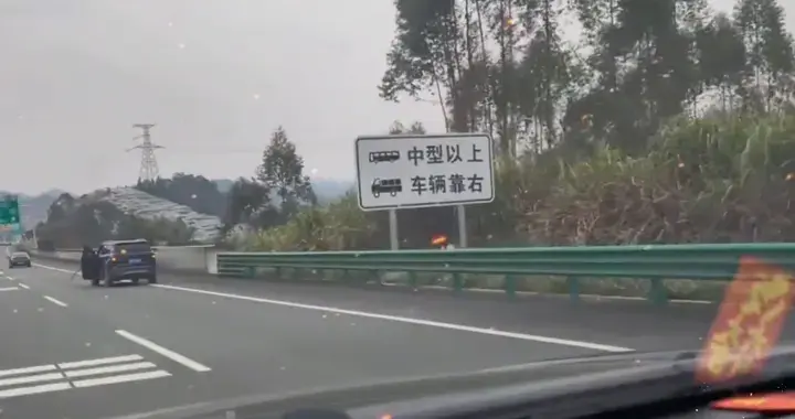 高速上的惊险一刻，目瞪口呆！不速之客，无车自动行驶！