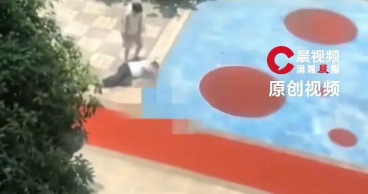 温州一保安遭业主殴打，疑因外卖送慢了 , 家属称有精神病 , 物业回应
