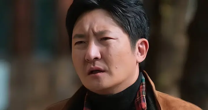 人民日报发文，揭46岁郭京飞真实处境，原来雷佳音一个字都没说错