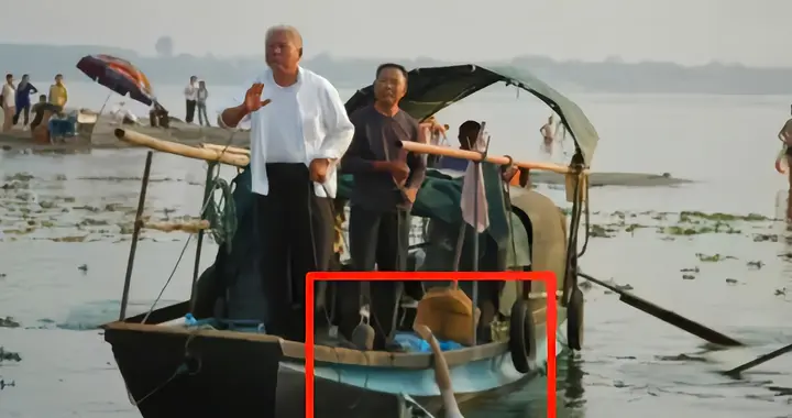 大学生救儿童遇难后，被冷漠的吊着手泡在水里，等待学校拿钱赎回