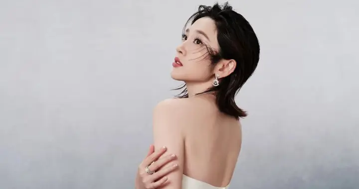 唐艺昕，新年裙装，白色闪耀柔美