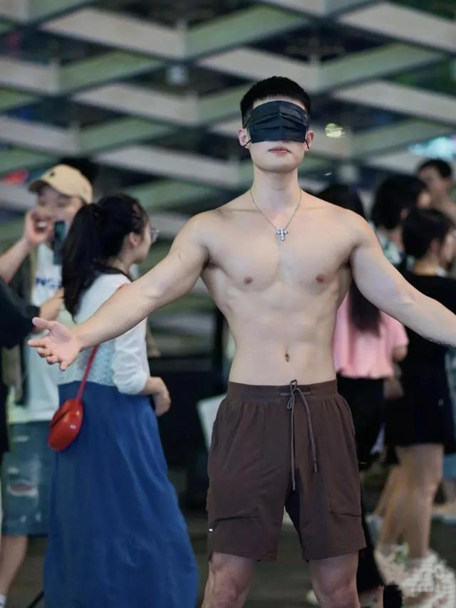 肌肉男|如此健硕身材的肌肉男到底是谁在享用？