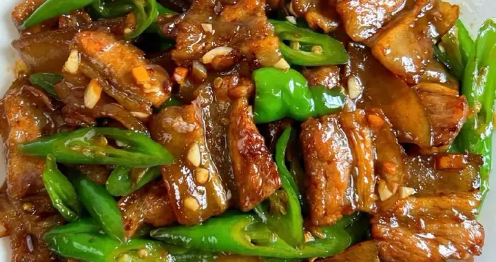 辣椒炒五花肉煎得焦焦脆脆的，配米饭真的绝！
