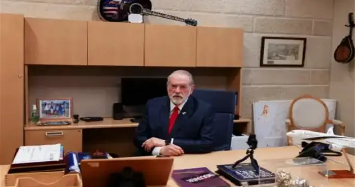 双航母压境，伊朗抢先行动，上演波斯湾“猎杀”，美官员连夜奔逃