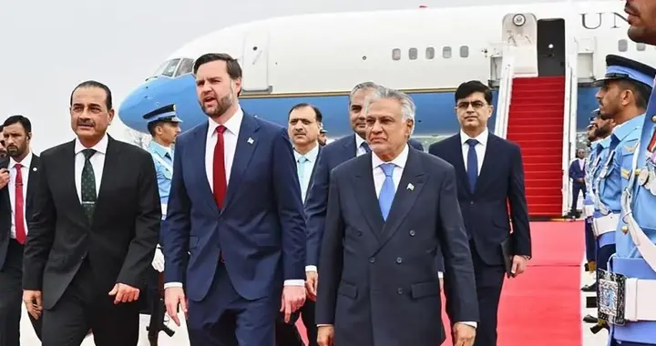 美伊谈判全是戏:万斯眉头紧锁之际，特朗普却在八角笼边看格斗