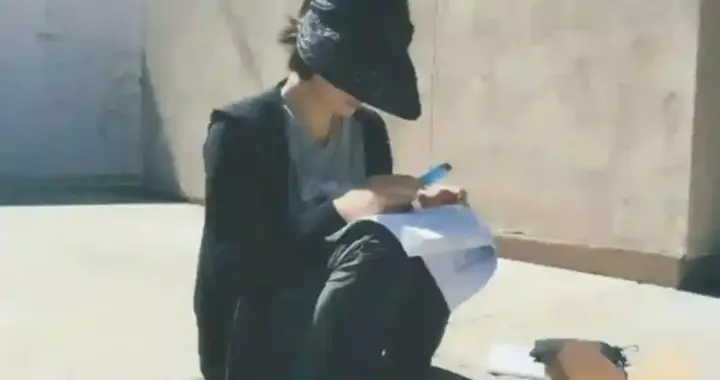 孙俪等候女儿舞蹈课下课，不顾酷暑坐在户外，随身带着自制午餐