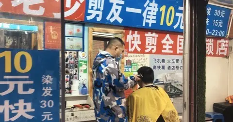 10元快剪排起长队，传统理发店没人陪着演戏了