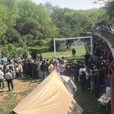 艺游天下：泉城公园踏青人群