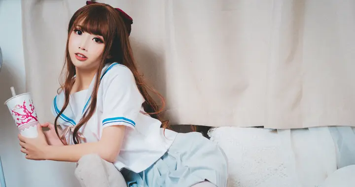 白丝美腿暴击！JK少女沙发上的致命诱惑，每一帧都让人心跳加速！