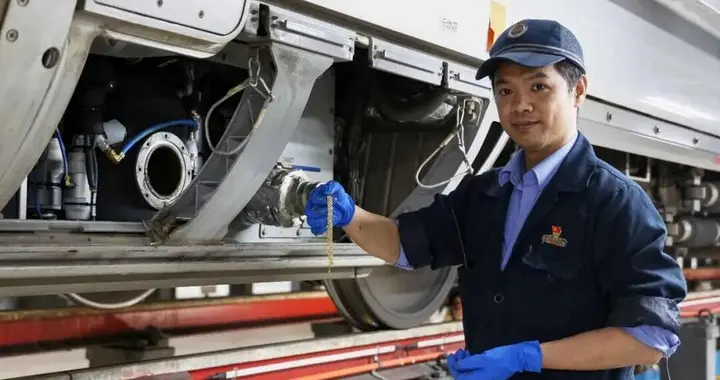 高铁金链坠入厕所失踪，机械师徒手掏箱40分钟，这双手比黄金珍贵