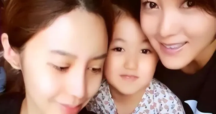 她18岁为人母，25岁四登春晚，却在最安稳的时被枕边人“背刺”