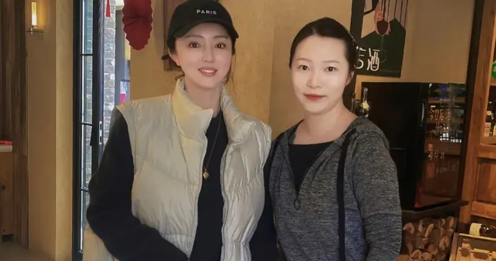 董璇逛山西大同，穿搭简约，气质出众，大方美丽！