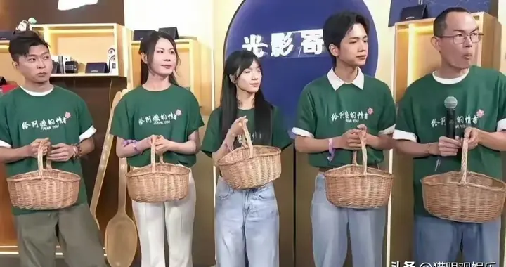 全员穿旧工服走红毯！这部黑马电影，狠狠治好了内娱红毯内卷