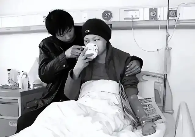 他变卖家产花40万救活患病女友，却被无情抛弃，只能以捡破烂为生