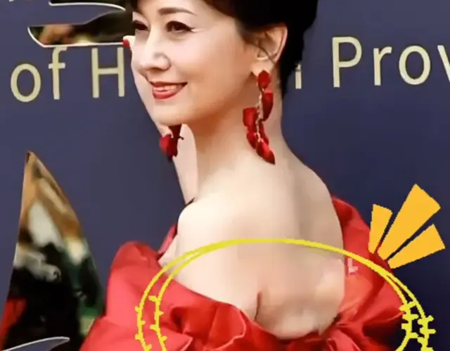 女星穿露背装，“露”的不只是肤如凝脂，还有一言难尽。