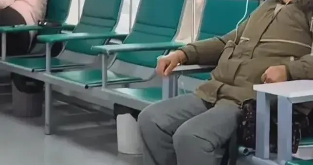 瞬间破防！江苏大姐诊所输液,金毛穿街过巷寻主,满眼牵挂看哭众人