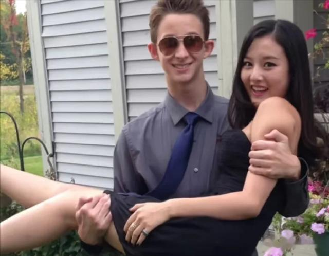 随着外国网友的介入，男子发布大量与宋祖儿亲密合照，想再次联系