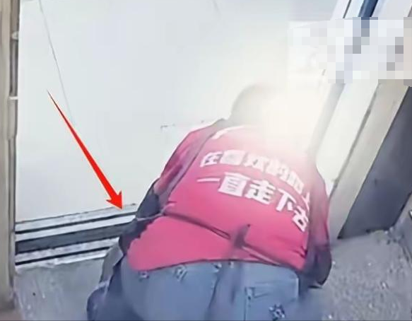 后续：老人往电梯缝隙倒脏水，律师：除了赔偿，可能还要踩缝纫机