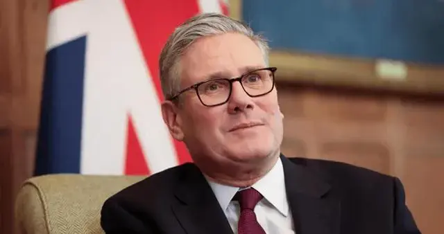 英美特殊关系一夜变天，斯塔默对美下达“48小时逐客令