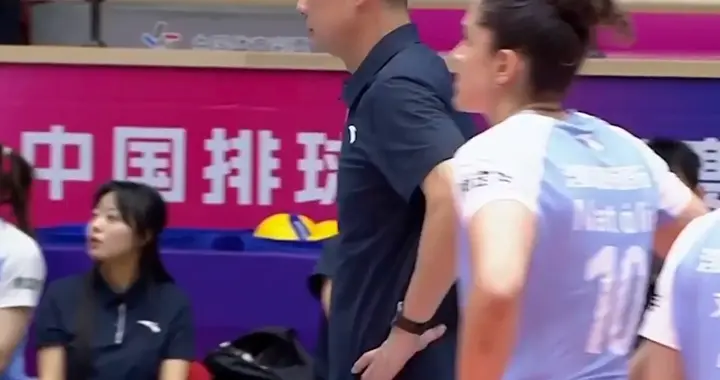 恭喜！天津女排3-1力克上海 娜塔丽亚立功 送对手首败 蔡斌被罚黄牌