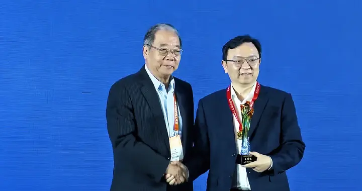 祝贺！比亚迪王传福获2026汽车工业饶斌奖