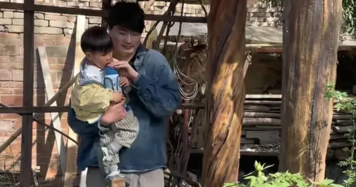 陈亚男订婚后，朱小伟与妻子陈萌秀恩爱，帅气十足，变身超级奶爸