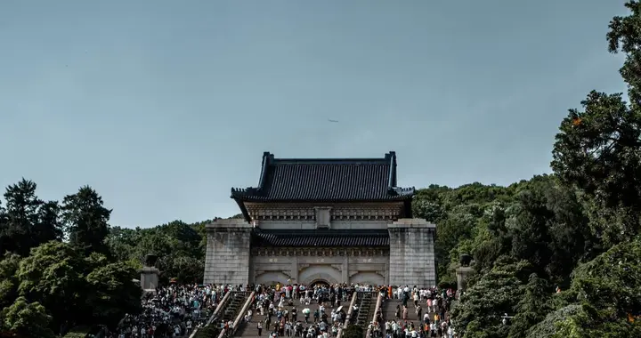 正道沧桑 百年胜歌-建党105周年品读《七律·人民解放军占领南京》