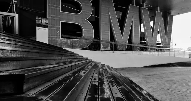 宝马这是急了？一条内涵友商的广告片，炸出了造车圈的“底裤”