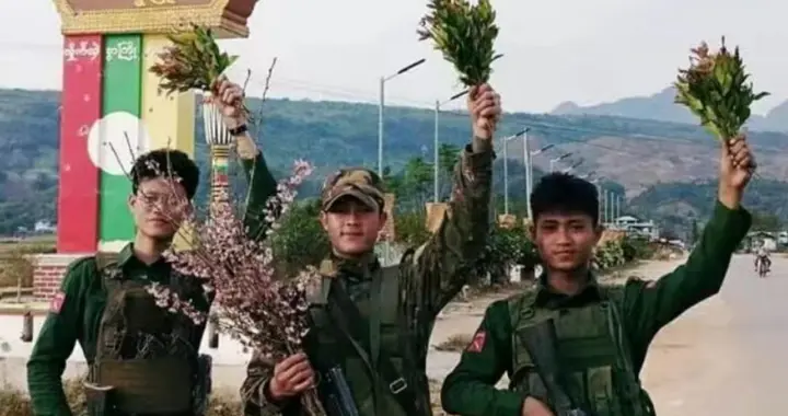 若开军决定孤注一掷，曾经三兄弟各奔东西，同盟军退出群聊
