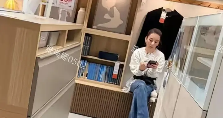 郭富城的节俭果然名不虚传居然带方媛一起逛宜家夫妻俩个子都不高