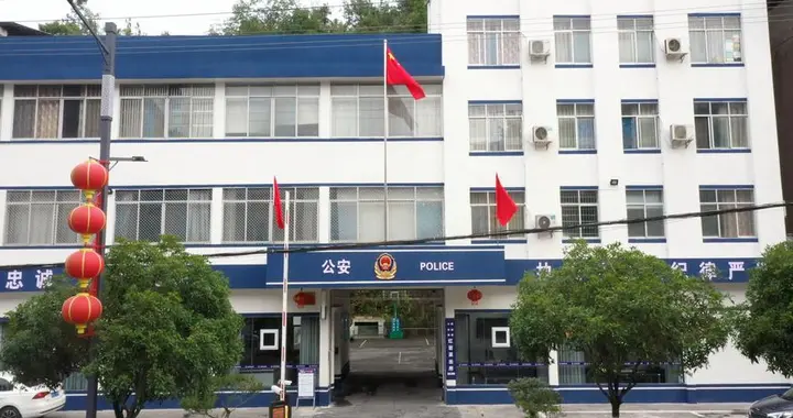 襄阳民警凌晨徒手抢收小麦，一小时帮农户抢回六千余斤粮食