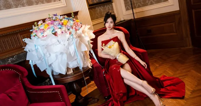 电竞主持人娅鸽红裙下的长腿真美，脚踩高跟真迷人